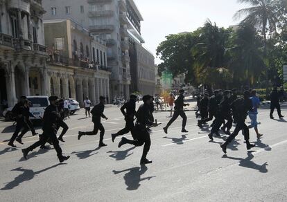 La policía corre durante las protestas del pasado domingo en La Habana, Cuba.