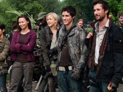 Una imagen de la serie 'Falling Skyes'