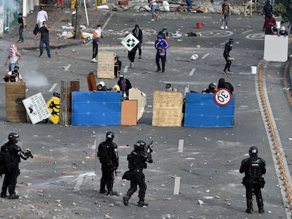 Enfrentamentos entre a polícia e manifestantes em Cali, na Colômbia.