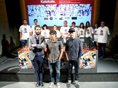 Gari (con gorra), impulsor de la canción para que continúen la búsqueda de Hodei Egiluz, junto a otras de las personas que han participado en el proyecto.