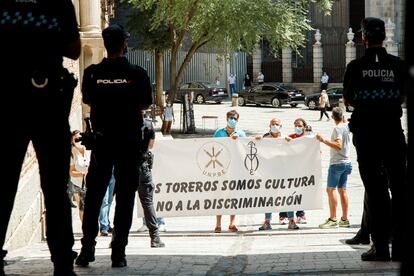 Agentes de la Policía Nacional vigilan a los toreros que se manifestaron en Toledo.