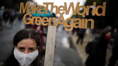 Una manifestante sostiene un cartel en una manifestación del colectivo 'Fridays for Future' en el que piden un "Día Global de Acción Climática" en Berlín, Alemania, el pasado 25 de septiembre de 2020.