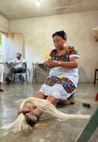 La artesana María Dominga Cen, preparando la fibra de henequén para trabajarla en el telar de cintura.