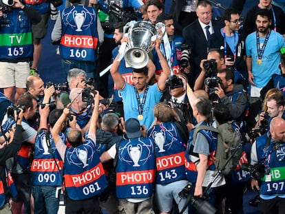 Rodri alza la Copa de Europa en Estambul, tras la última final de la Champions.