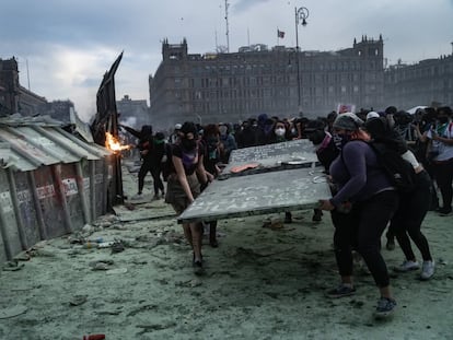 Mujeres protestan a las afueras de Palacio Nacional, en las protestas por el 8-M de 2021.