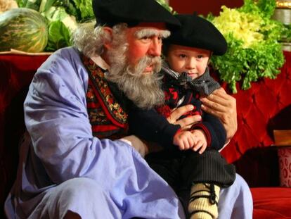 Olentzero atiende a un niño en Bilbao.
