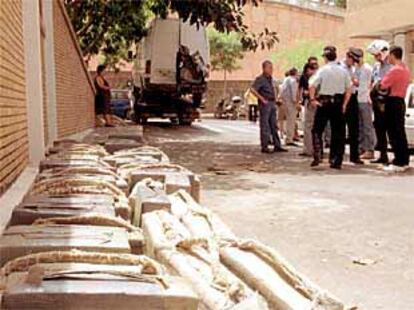 La policía custodia los fardos con droga encontrados en una furgoneta en las calles de Huelva.