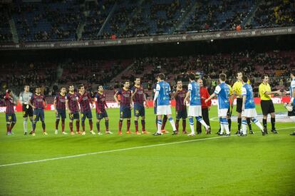 Los jugadores de ambos equipos se saludan antes del inicio de partido. 