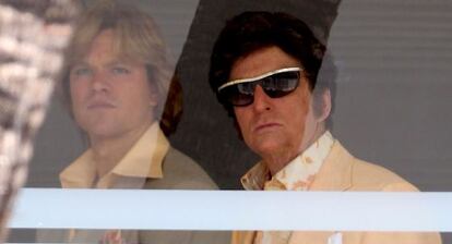 Michael Douglas y Matt Damon, caracterizados como el pianista Liberace y su novio, en el set de la película 'Behind the candelabra'.