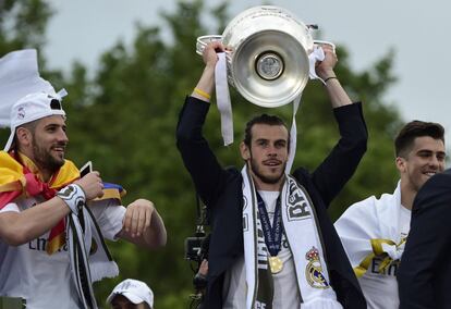 Gareth Bale, que acabó el partido sin poder casi andar, posa con la orejona en Cibeles-