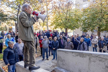 Félix López Rey, en una protesta en la plaza de la memoria vinculante.