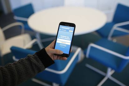 Una usuaria consulta una plataforma digital de servicios jurídicos.