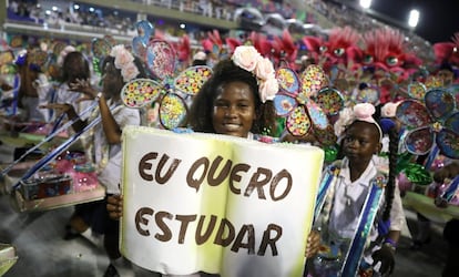 Crianças representando as vítimas da guerra as drogas, que frequentemente fecha as escolas no Rio.