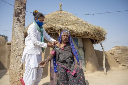 En países como la India, con alta densidad de población, es crucial la vacunación masiva. “El principal problema ahora mismo está en los países de gran densidad poblacional como la India o Nigeria, el más poblado del continente africano. Una nueva ola u otra variante allí pueda desestabilizar la situación”, asegura Rafael Vilasanjuan, miembro de la junta GAVI, la Alianza Global para la Vacunación. En la imagen, Kammi recibe la segunda dosis durante la campaña de inmunización puerta a puerta en la aldea Sadrasar, en Rajastán (la India).