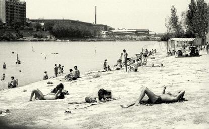 Las orillas del Ebro han sido fuente de diversin durante muchos a?os para los zaragozanos. Para calmar el calor del verano, los lugare?os acudan a la playa de las Hojalatas o a la de los ?ngeles. Autnticas playas de interior. En los ochenta y noventa la ciudad se olvid del ro, pero a partir de 2000 se recuperaron las riberas.