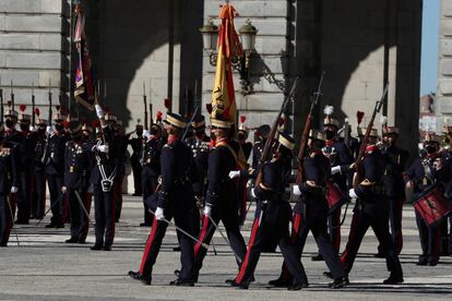 Miembros de la Guardia Real participan en los actos del Día de la Fiesta Nacional en la Plaza de la Armería del Palacio Real.