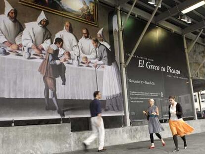 Vista de un cartel de la exposición <i>Pintura española: de El Greco a Picasso; el tiempo, la verdad y la historia</i>.