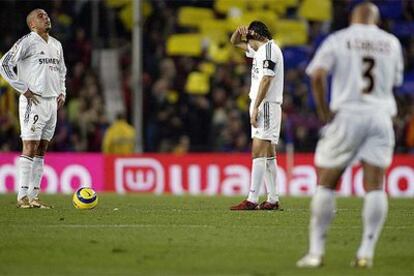 Ronaldo, Raúl y Roberto Carlos, cabizbajos tras encajar uno de los goles del Barça.