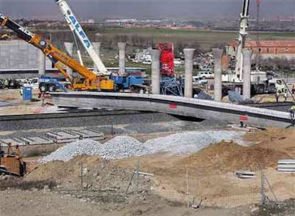 Estado en que quedó la línea del AVE entre Madrid y Sevilla tras el desplome de una de las vigas del puente que se construía sobre ella.