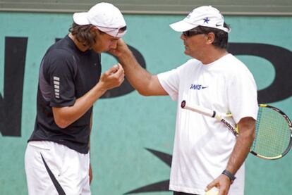 Nadal, junto a su tÍo Toni, durante un entrenamiento en 2007 en Roland Garros.