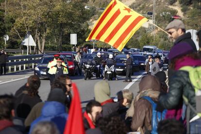 Manifestantes en la autopista C-58 de Terrassa