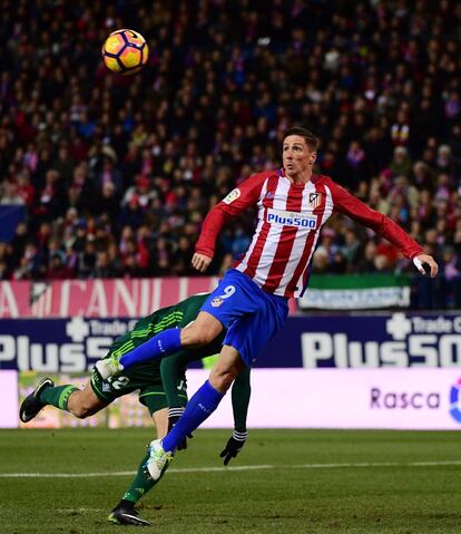 El jugador del Atlético de Madrid Fernando Torres, antes de golpear el balón de cabeza.
