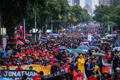 La lluvia, que ha caído durante todo el día en la capital, no ha impedido la manifestación de las personas que apoyan a los familiares y que exigen una respuesta de las autoridades frente a este caso que ha marcado a la sociedad mexicana.