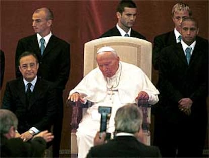 Juan Pablo II, rodeado por Florentino Pérez (sentado), Cambiasso, Solari, Guti y Roberto Carlos, en un momento de la audiencia.