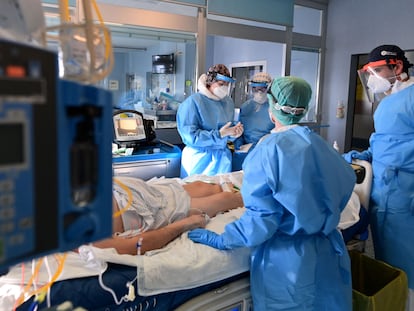 Profesionales sanitarios atienen a un paciente con covid en un hospital en Cremona (Italia).