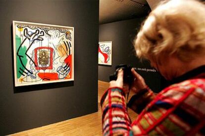 Serigrafía de Keith Haring realizada a partir de textos de William Burroughs de la serie <i>Apocalypse,</i> que se exhiben en el CCCB de Barcelona.