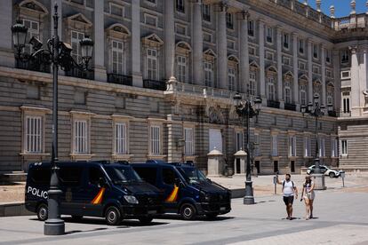 Varios vehículos policiales frente al Palacio Real un día antes del inicio de la Cumbre de la OTAN.