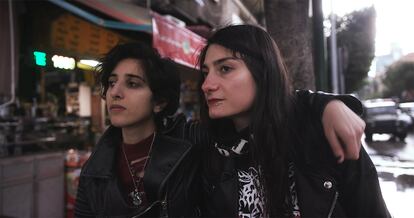 Lilas Mayassi y Shery Bechara, fundadoras de la banda libanesa de thrash metal compuesta exclusivamente por mujeres Slave to Sirens.