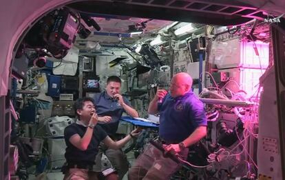 Los astronautas Kimiya Yui, Kjell Lindgren y Scott Kelly prueban la primera lechuga cultivada en el espacio.