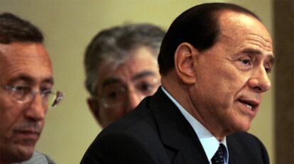 Imagen de Silvio Berlusconi, entonces líder de la oposición, flanqueado por Gianfranco Fini y Umberto Bossi, en junio de 2007.