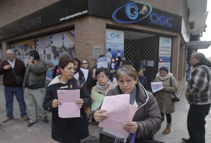 Ciudadanos ecuatorianos frente a la sede de OCG reclamando sus envíos.