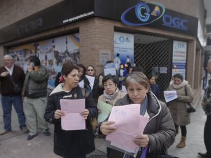 Ciudadanos ecuatorianos frente a la sede de OCG reclamando sus envíos.