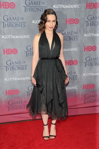 Emilia Clarke o para aquellos que no la reconozcan de morena, Khaleesi, madre de los dragones, en la serie.