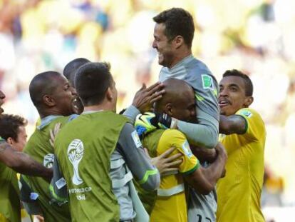 Os jogadores abraçam o herói Julio César.