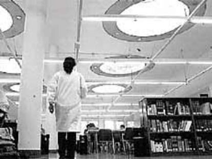 Los tragaluces de la sala de consulta son uno de los elementos característicos del interior de la Casa de Cultura.