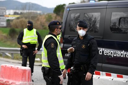 Los Mossos llevan a cabo controles en los accesos de Igualada.