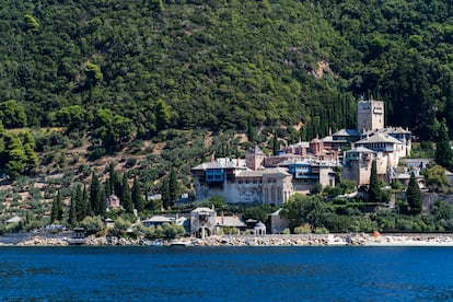 DESTINOS PARA RELAJARSE. Calcídica (Grecia). Dicen los propios griegos que la península de Calcídica (o Halkidiki) es una de las grandes desconocidas del Mediterráneo. Eclipsada por las islas y por otros destinos históricos del país, esta península del norte, que se adentra en el mar Egeo, conserva playas tranquilas y parajes idílicos para desconectar. La Calcídica, a una hora en coche de Tesalónica, está formada en realidad por tres penínsulas más pequeñas, como tres dedos que se adelantan en el mar, cada uno de ellos con un ambiente propio. Casandra atrae sobre todo a los jóvenes, por sus chiringuitos y su litoral lleno de lugares con tumbonas, música para disfrutar del mar y el sol. Sitonia está orientada a familias y aficionados al aire libre, con playas más salvajes, bares informales frente al agua y muchas actividades. Son 100 kilómetros que se pueden recorrer en coche, aunque basta con pararse en cualquier rincón para disfrutar de su belleza. Una propuesta: llegar hasta Porto Koufo, un puerto natural en el extremo sur de la península, que los griegos calificaron de paraíso, para darse un festín de pescado fresco contemplando las vistas con una copa en la mano. Y queda Athos, más alejado del turismo convencional, que esconde senderos ancestrales, cascadas ocultas y algunos buenos rincones para degustar vino local y pescado fresco, en islotes diminutos con la montaña sagrada como espectacular telón de fondo. El monte Athos es un lugar para reconectar con la naturaleza y con el yo interior, y también para conocer el folclore y la arquitectura tradicional macedonia, que reúne influencias bizantinas y otomanas. Athos es el centro más sagrado de la Iglesia ortodoxa y patrimonio mundial de la Unesco. Las mujeres tienen prohibido visitarlo y tan solo un número limitado de peregrinos varones obtienen el permiso especial necesario de la Oficina de Peregrinos de Tesalónica para embarcarse en Ammouliani o Lerissos con destino a la montaña sagrada. Aunque se consiga entrar en el complejo, un crucero de un día alrededor de la península brinda unas vistas espectaculares del monte Athos y sus monasterios desde el mar (en la imagen).