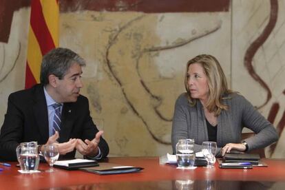 La vicepresidenta, Joana Ortega, charla con el consejero de Presidencia, Francesc Homs este martes.