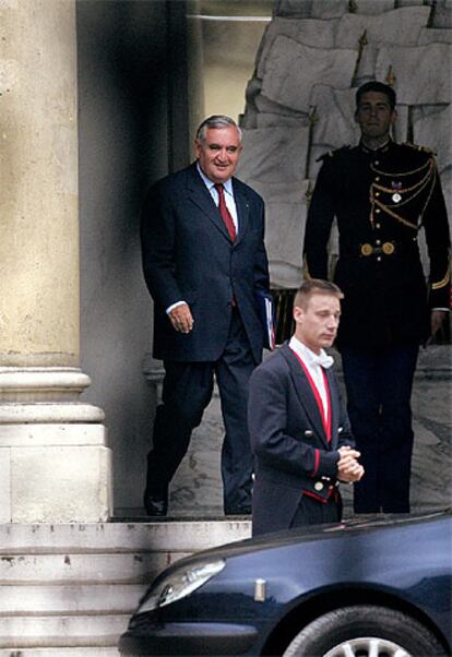 El primer ministro, Jean-Pierre Raffarin, abandona el Elíseo tras reunirse ayer con Chirac.