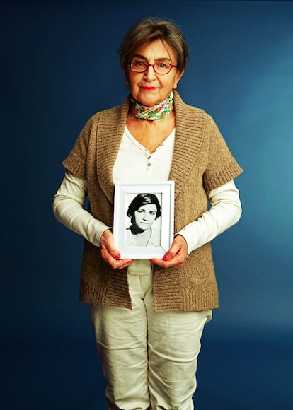 María Izquierdo. Oviedo, 1946. PSOE. Profesora universitaria. Luchadora antifranquista y por la igualdad. Centros asesores de la mujer en Andalucía. Europarlamentaria.   “Echo de menos no haber trabajado más la calidad democrática. Había tantas cosas urgentes que los dirigentes se volcaban en cambiar las leyes, en el terreno de la alta política. Debimos hacer más pedagogía de valores en sí en las escuelas. Nuestra democracia es joven, demasiado engolada y protocolaria para lo que yo he visto en Europa luego. Si pudiera, hoy la haría más participativa, a ras de suelo, con más valores ciudadanos; da vergüenza lo hecho con el civismo. Somos un país demócrata muy poco cívico, y debería ser en verdad aconfesional y laico”.