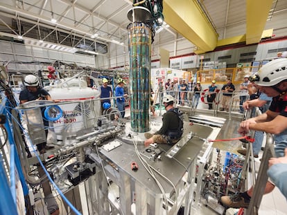 Imagen de la preparación del experimento ALPHA-g, en las instalaciones del CERN, en Meyrin (Suiza).