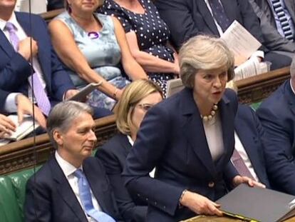 Theresa May, durante la sesión semanal de preguntas al primer ministro en la Cámara de los Comunes que ha tenido lugar hoy en Londres.