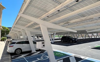 Punto de recarga bajo un aparcamiento solar en el Puerto de Málaga.