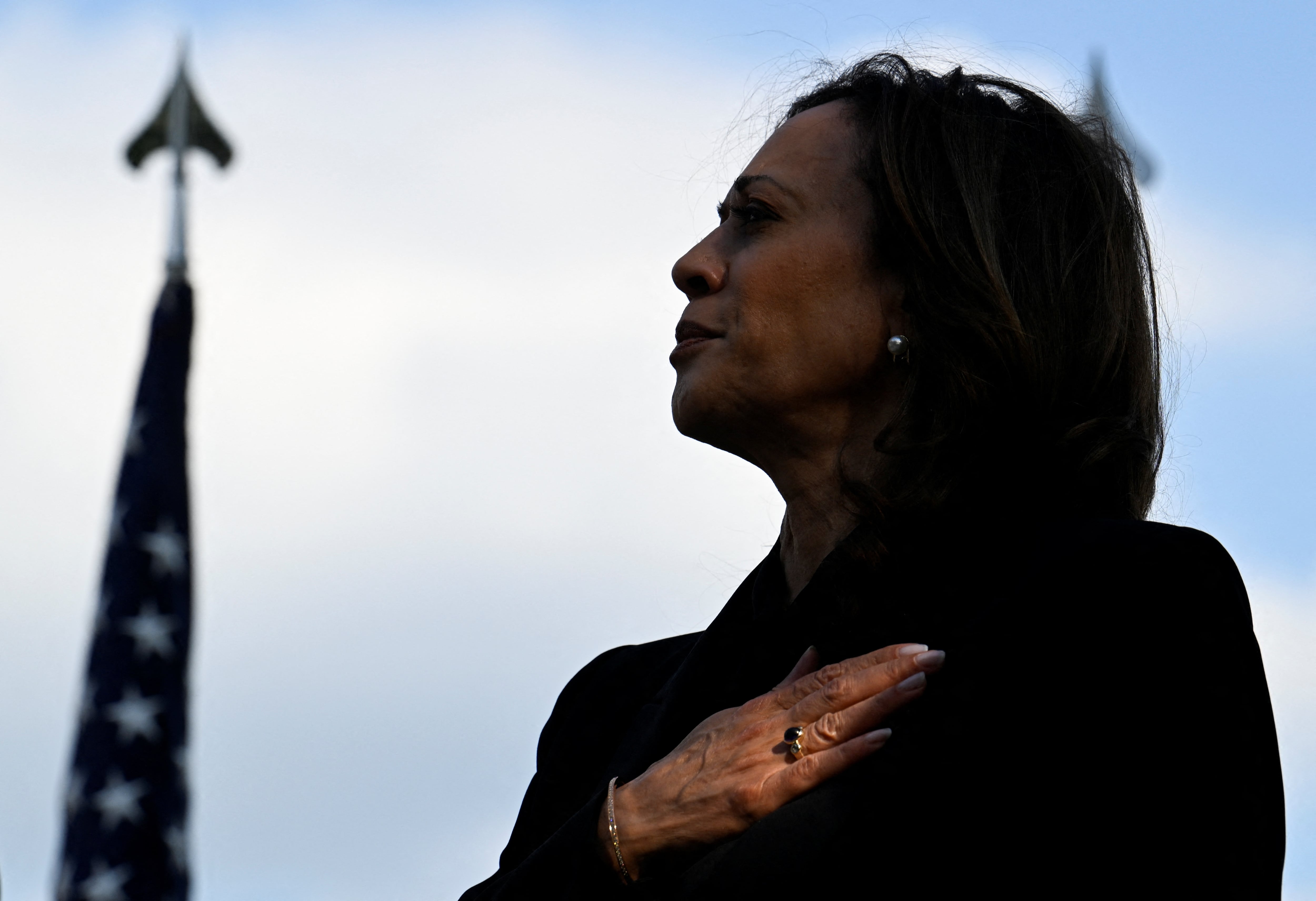 Kamala Harris ya tiene pistola, ahora solo le faltan 43.000 votos para ganar a Trump (un abismo) 