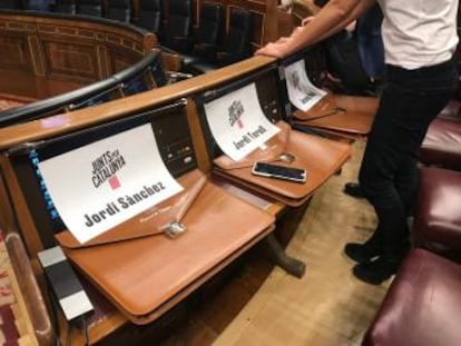 Escaños reservados para políticos independentistas en la sesión de constitución del Congreso.