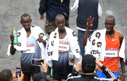 Los deportistas kenianos Edwin Kiprop Kipto, primer lugar, Rhonzas Lokitam Kilimo en tercer lugar y Kennet Kiplagat Limo en segundo lugar, posan al finalizar el maratón masculino de la XXXIX edición del Maratón de la Ciudad de México.